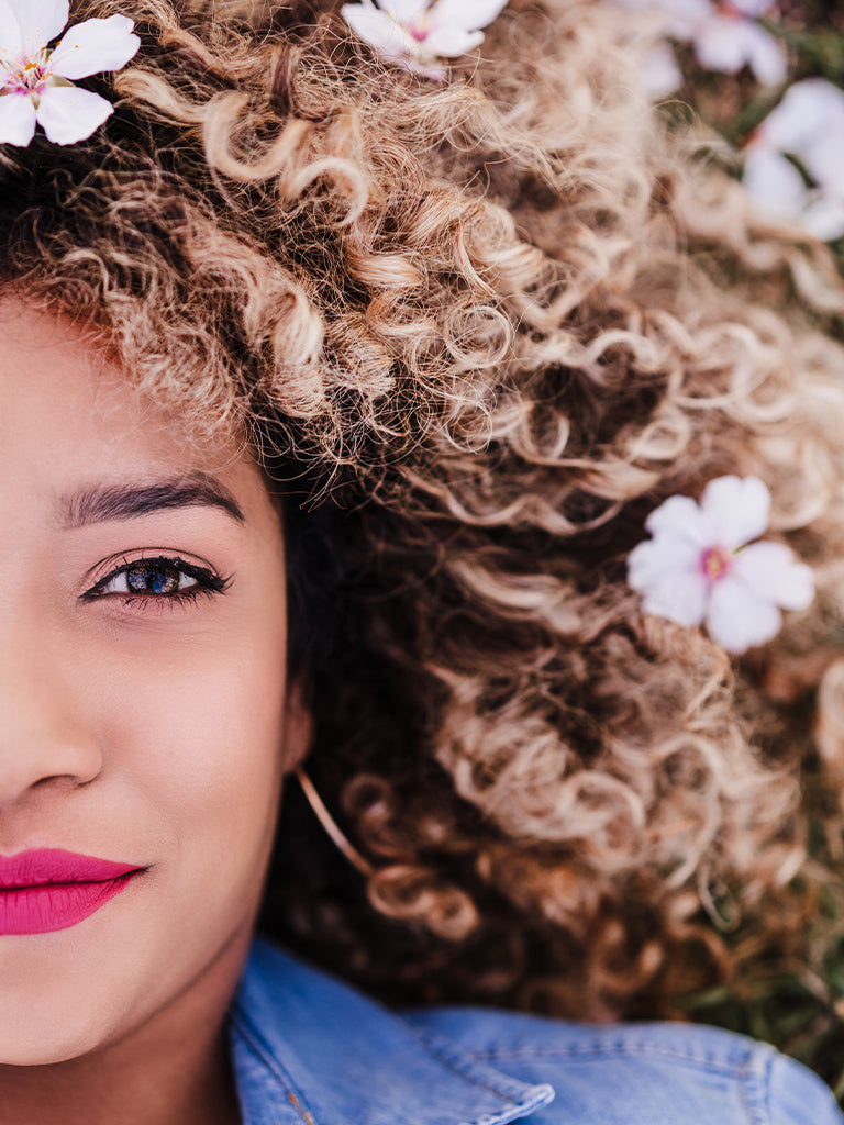Linea Capelli - Ragazza con capelli in mostra
